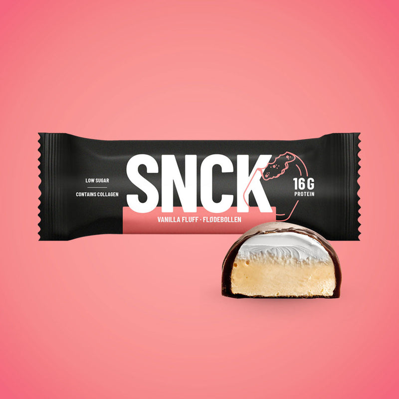 SNCK protein bar Vanilla Fluff &amp;amp; Flødebollen packaging with a pink background